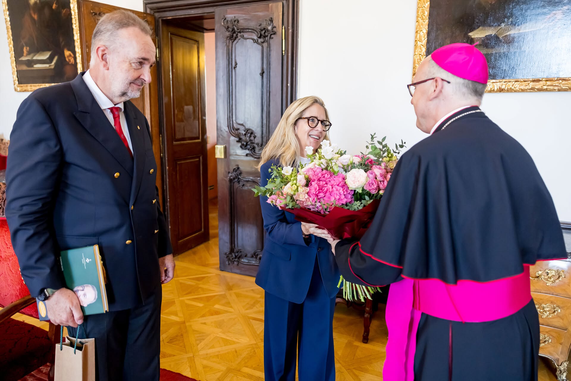 Setkání v Arcibiskupském paláci v Praze arcivévody Karla s chotí arcivévodkyní Kristýnou s pražským arcibiskupem Stanislavem Přibilem.