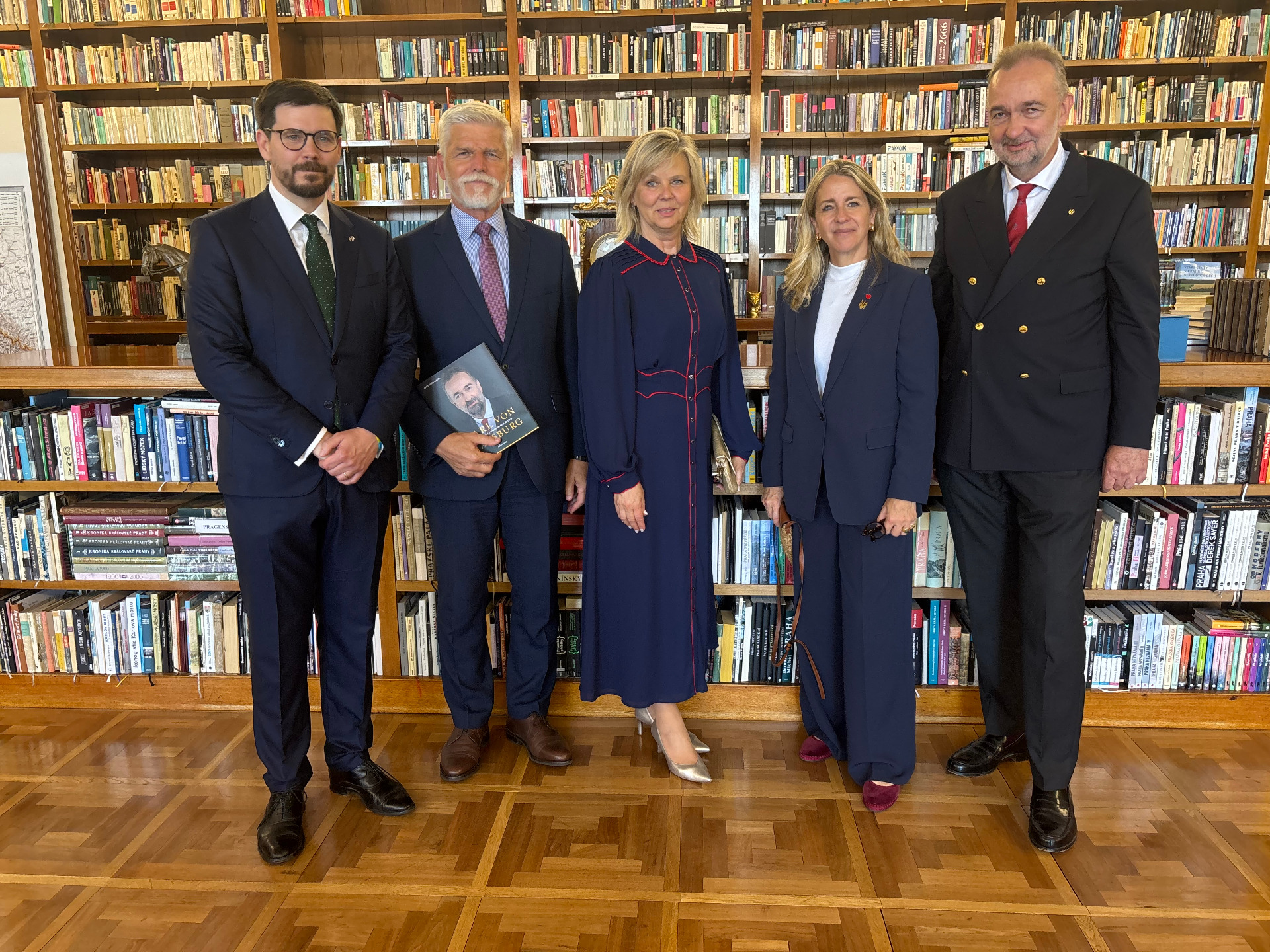 Setkání na Pražském hradě arcivévody Karla s chotí s prezidentem Petrem Pavelme s chotí s justiciářem řádu sv. Jiří Michaelem Heresem